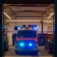 Symbolbild_Fahrzeug_blau.jpg